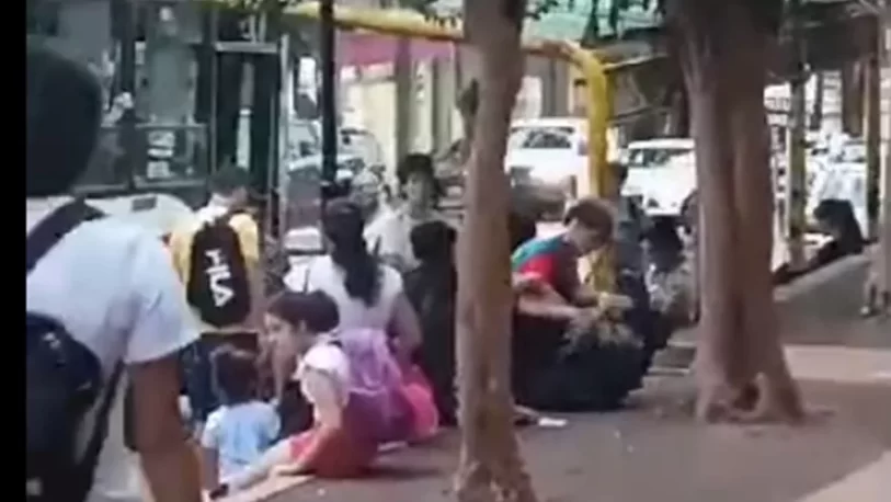 Brutal pelea de estudiantes en una parada de colectivo de Eldorado