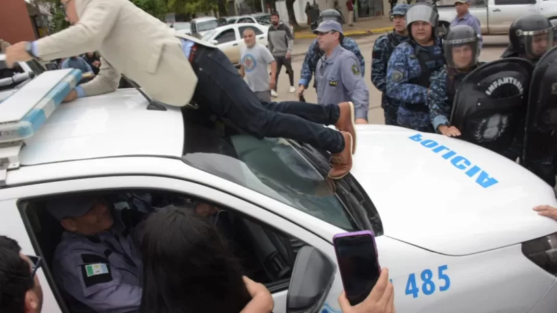 Chaco: concejal detenido por subirse al techo de un móvil policial