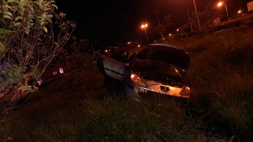 Despiste de un auto en colectora acceso sur: conductor trasladado al hospital