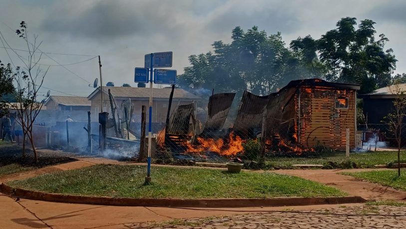 Incendio de una casa en el B°508 Viviendas de Itaembé Guazú