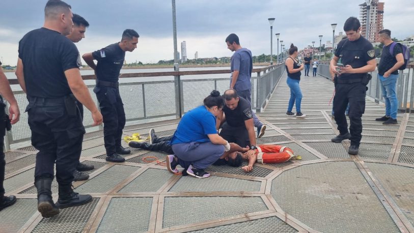 Un hombre se tiró al Paraná en la costanera; fue rescatado por policías