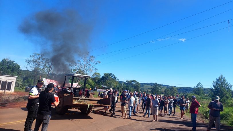 Protesta en El Soberbio: piquete en ruta costera 2 con quema de gomas