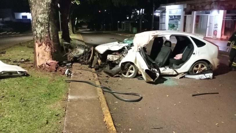 San Vicente: un auto chocó contra un árbol; tres heridos