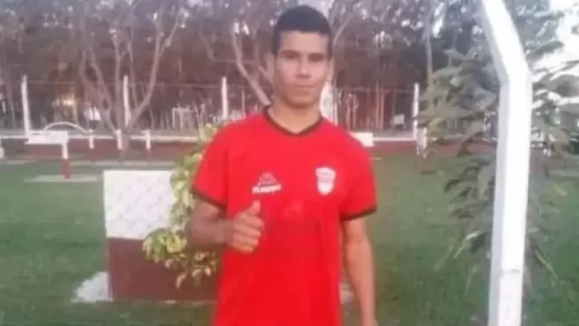Tragedia en el fútbol correntino: un futbolista murió al chocar contra una pared