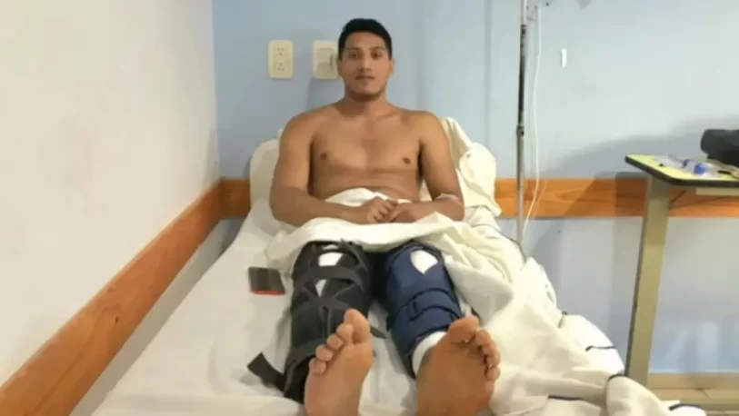 Fue a hacerse una cirugía en la rodilla, despertó y le habían operado las dos piernas