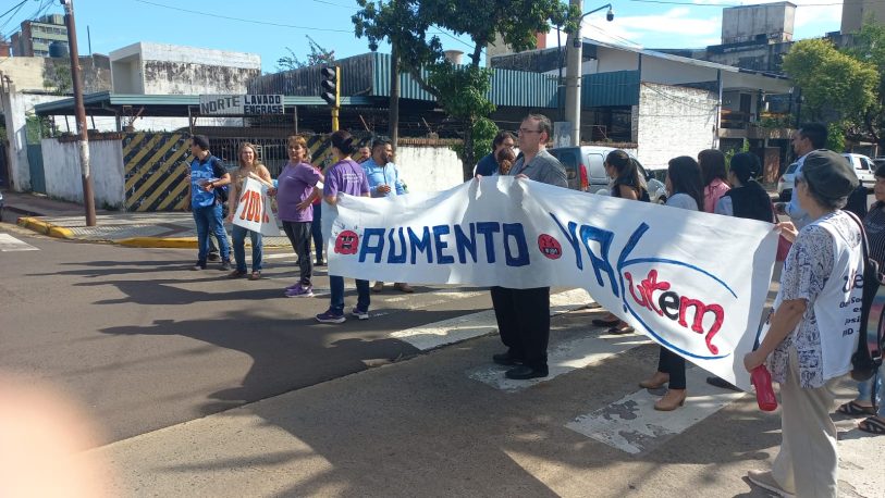 Docentes de la Comercio N°6 cortaron calle Ayacucho; piden 100% de aumento salarial