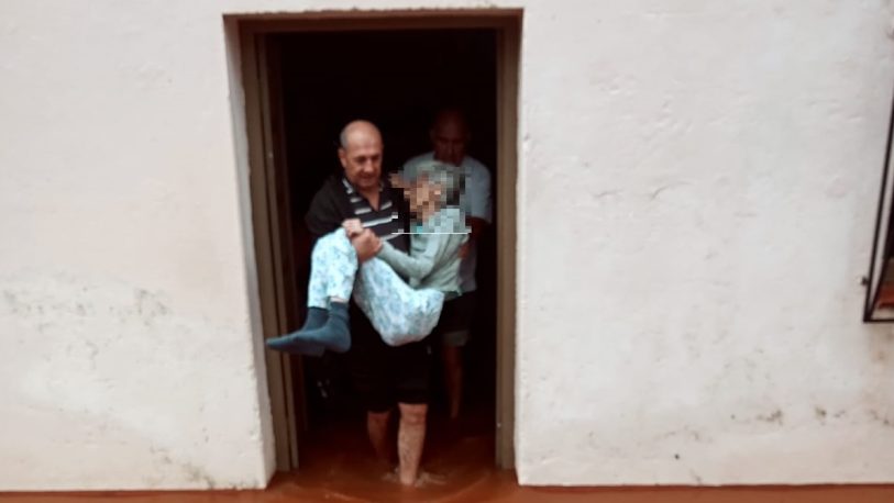 Itacaruaré: inundaciones afectan vivienda de abuela con problemas de salud