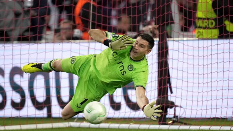 Conference League: Martínez atajó dos penales y metió en semifinales al Aston Villa