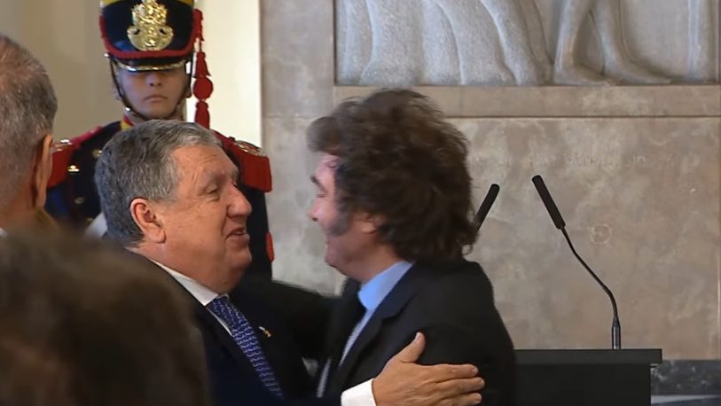 Entre familiares y exfuncionarios, Milei inauguró el busto de Carlos Menem