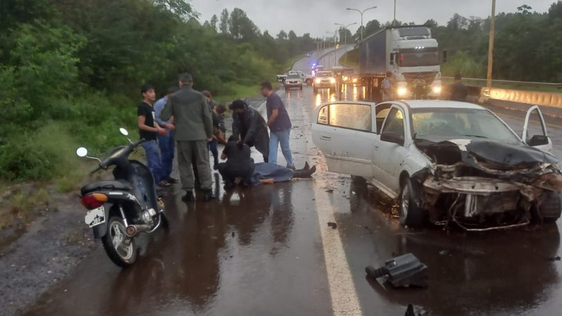 Chocó un auto en Loreto; dos personas heridas