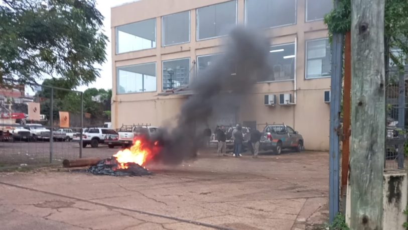 Protesta de trabajadores de EMSA en Posadas: quema de gomas y reclamo salarial
