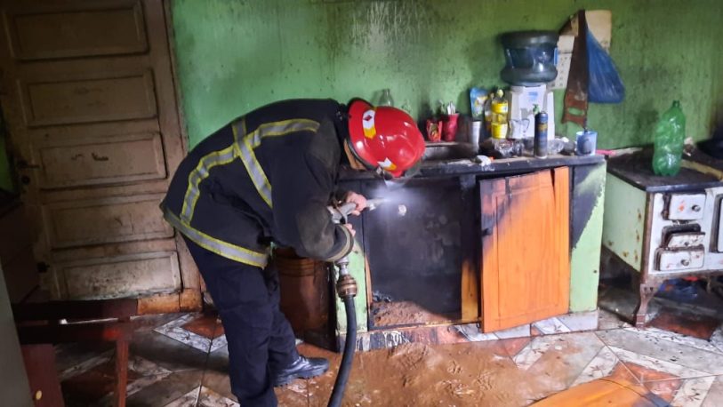 Principio de incendio en una vivienda de Oberá sofocado por bomberos policiales