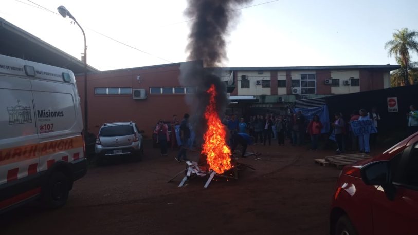 Protesta y quema de gomas por personal de Salud Pública en Eldorado