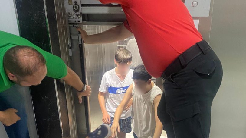 Rescataron a tres niños atrapados en un ascensor