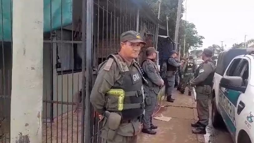 Operativos de Gendarmería en viviendas de avenida Comandante Espora