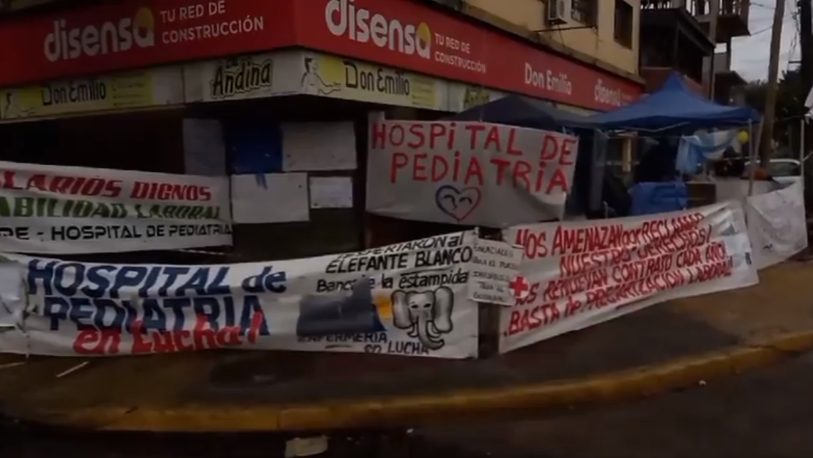 Personal de Hospital de Pediatría se mantiene acampando en avenida Uruguay