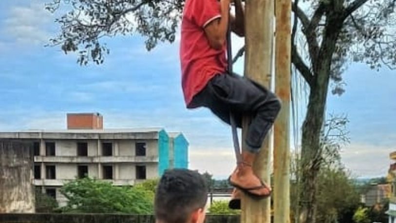 Trepado a un poste de luz detienen a un ladrón de cables en Puerto Rico