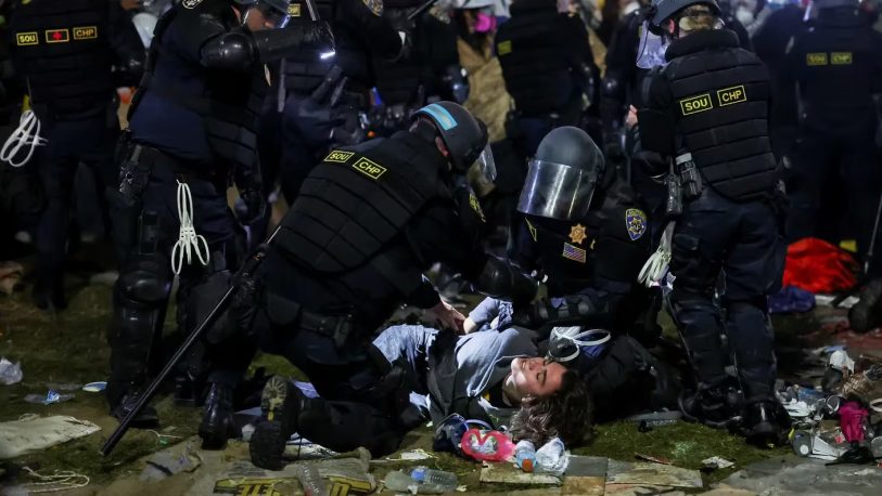 Tensión en la Universidad de California: la policía comenzó a desalojar a los estudiantes propalestinos