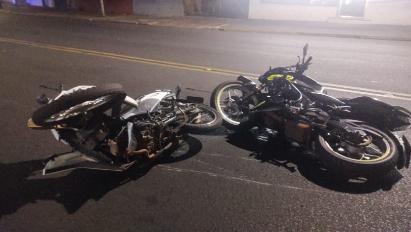 Choque de motos en Av. Uruguay y Félix Aguirre; tres heridos