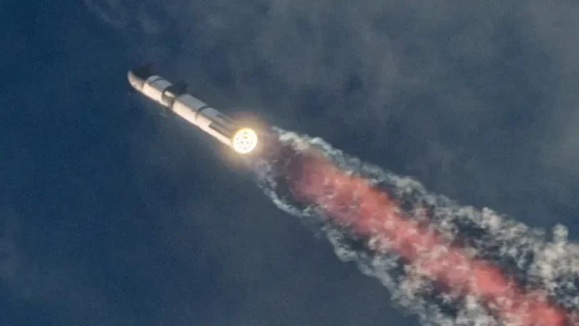 Exitosa misión de SpaceX: el cohete más grande del mundo logró regresar a la Tierra