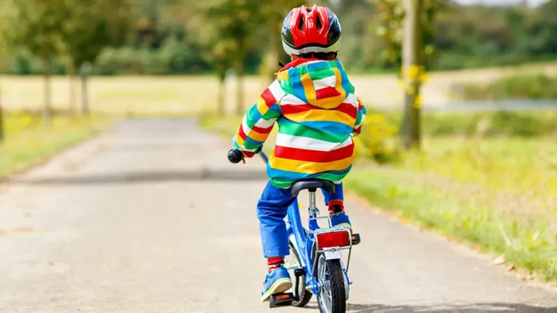 Proponen un carnet para niños de 12 años para manejar bicicleta