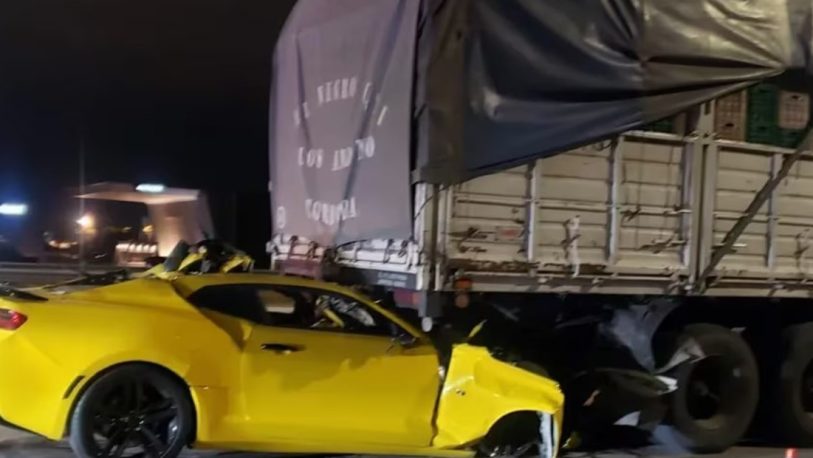 Córdoba: chocó su Chevrolet Camaro contra un camión y murió