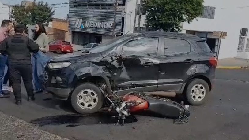Violento choque entre moto y auto en avenida Uruguay