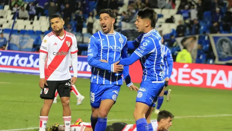 River perdió 2-1 con Godoy Cruz en Mendoza y se llenó de dudas